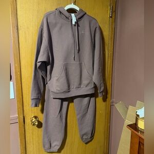 Alo Yoga Accolade set in Smokey Quartz